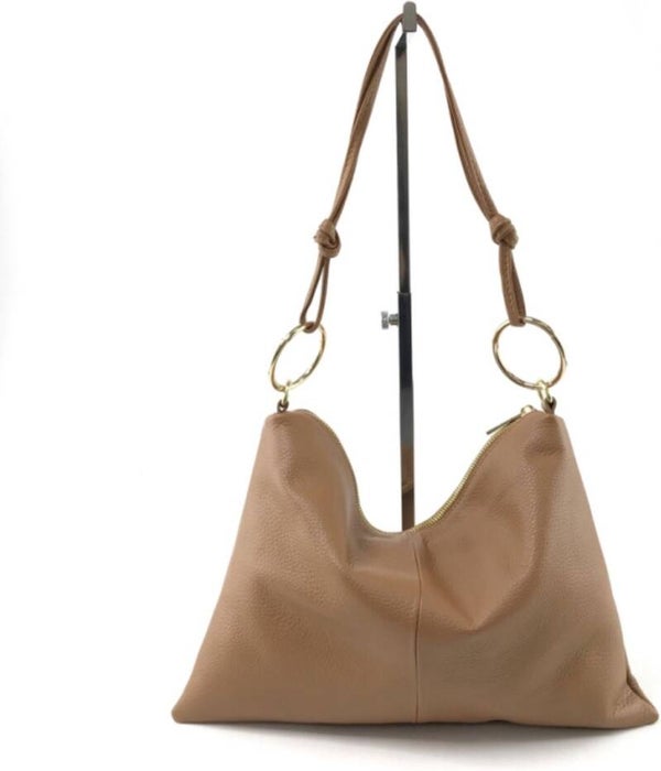 GROTE TAS MET GROTE GOUDEN RING. Kleur: Cognac Materiaal: Kalfsleer Handmade in Italy Maat 36x26x1cm (14)