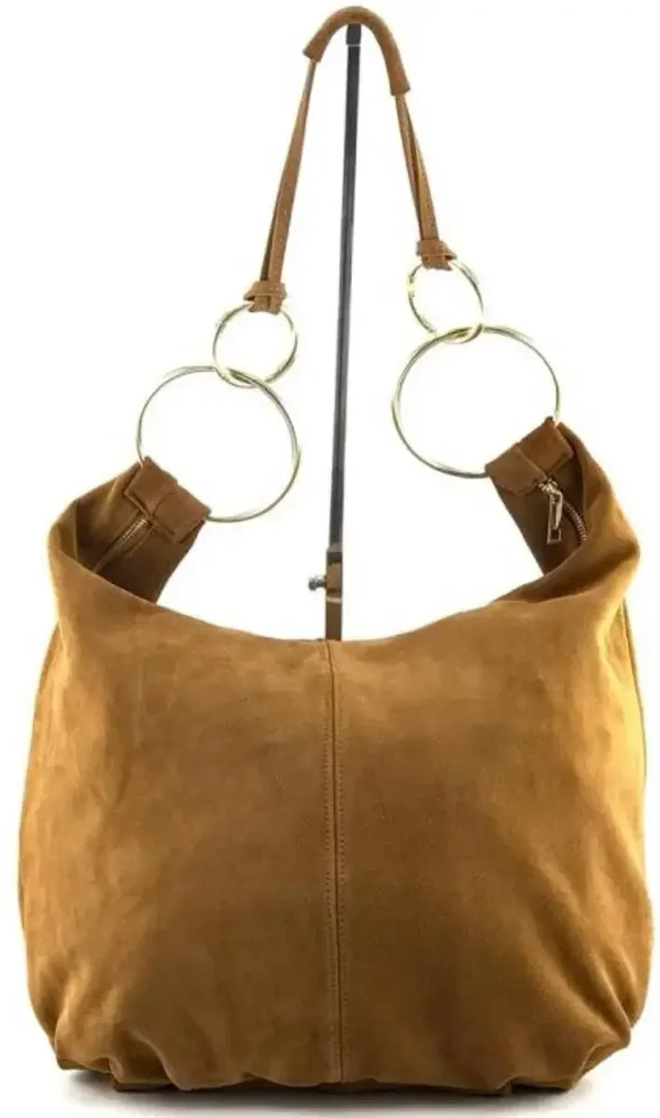 GROTE SUEDE TAS MET GROTE GOUDEN RING. Kleur: cognac Materiaal: Kalfsleer handmade in Italy Maat: 46x70x7cm