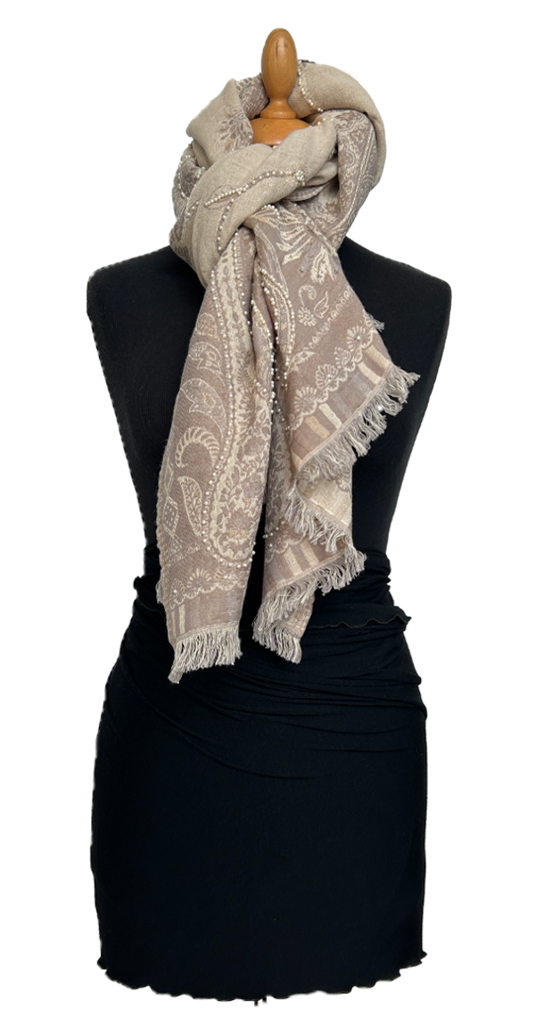 HIGHFIELD GEWEVEN PAISLEY SHAWL MET PARELS EN KRALEN.