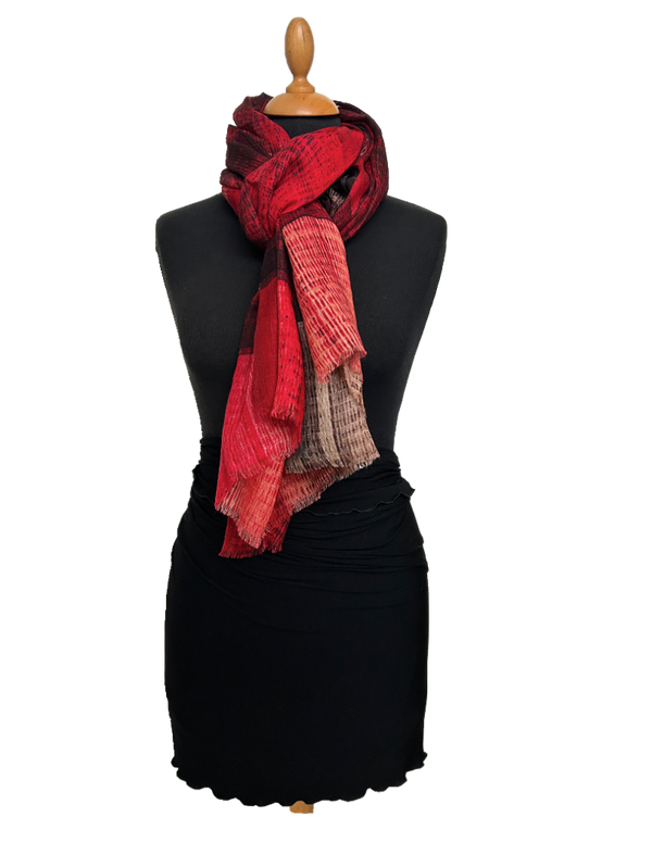 HIGHFIELD SHAWL 100% WOL, "PRINT RUIT" 90CM X 190CM, KLEUR ZWART/ROOD MULTICOLOR