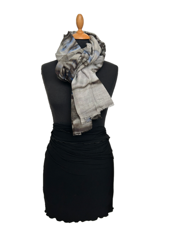 HIGHFIELD SHAWL 100% WOL, "PRINT GEVLAMD" 90CM X 190CM, KLEUR GRIJS/BLAUW
