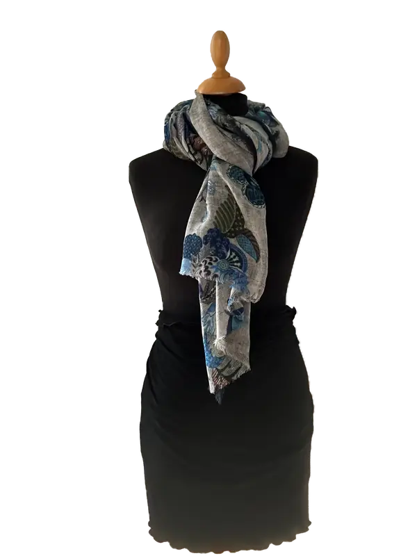 HIGHFIELD SHAWL  DESSIN “FLOWER” 100% MERINO WOL, 70CM X 180CM. KLEUR GRIJS/BLAUW Code:366