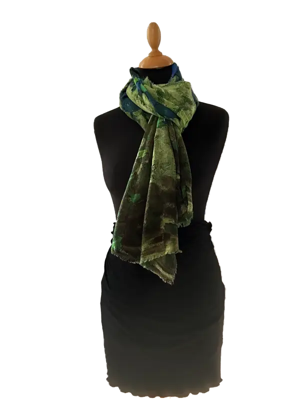 HIGHFIELD SHAWL DESSIN “FANCY FLOWER” 100% MERINO WOL, 70CM X 180CM. KLEUR BLAUW