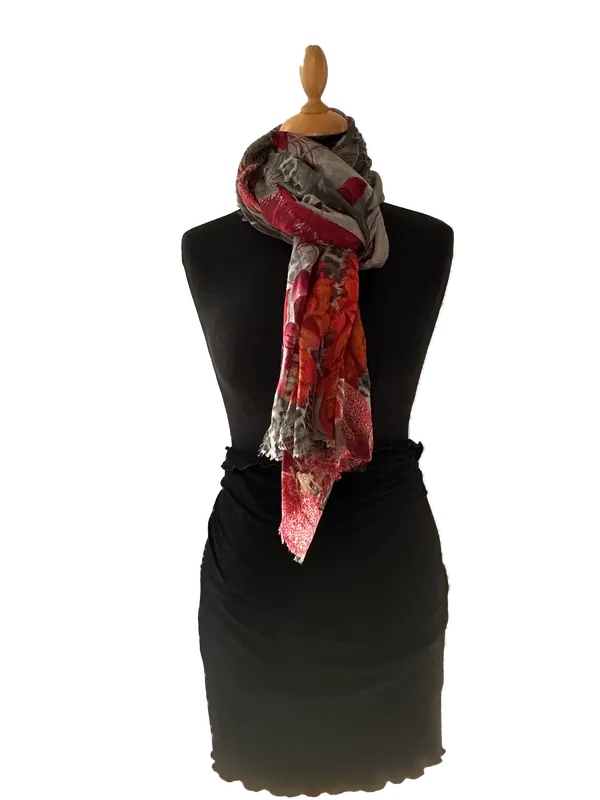HIGHFIELD SHAWL DESSIN “FLOWER” 100% MERINO WOL, 70CM X 180CM. KLEUR RED/PINK/GREY