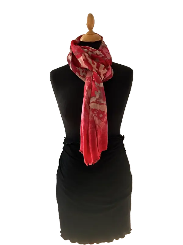 HIGHFIELD SHAWL DESSIN “PAISLEY” 100% MERINO WOL, 70CM X 180CM. KLEUR ROOD Code:375