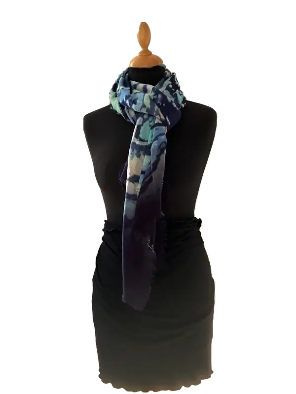 HIGHFIELD SHAWL DESSIN “PAISLEY” 100% MERINO WOL, 70CM X 180CM. KLEUR NAVY/JEANS