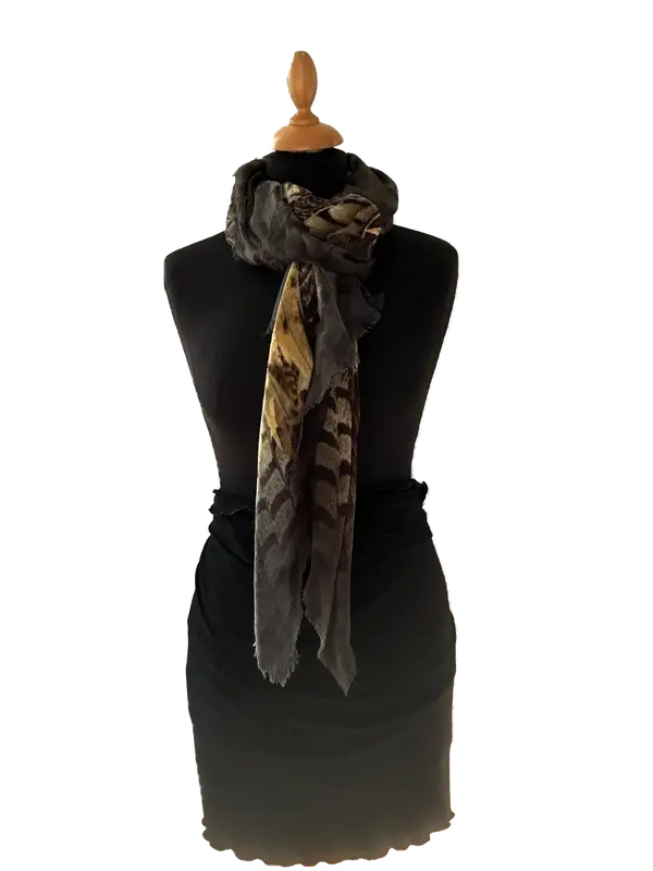 HIGHFIELD SHAWL DESSIN “VEREN” 100% MERINO WOL, 70CM X 180CM. KLEUR GOUD/BRUIN