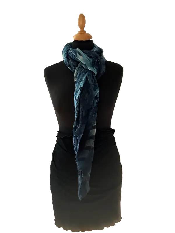 HIGHFIELD SHAWL DESSIN “VEREN” 100% MERINO WOL, 70CM X 180CM. KLEUR NAVY/JEANS