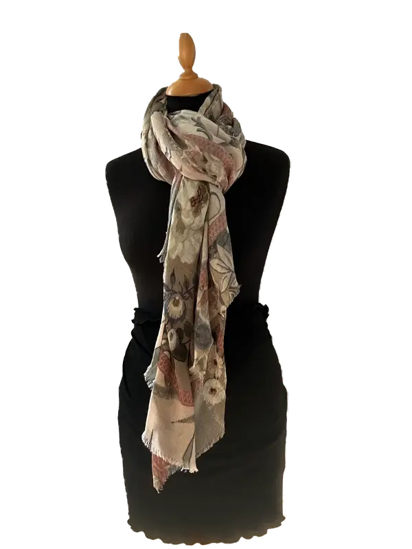 HIGHFIELD SHAWL DESSIN “FLOWER” 100% MERINO WOL, 90CM X 190CM. KLEUR SAND/OLIVE