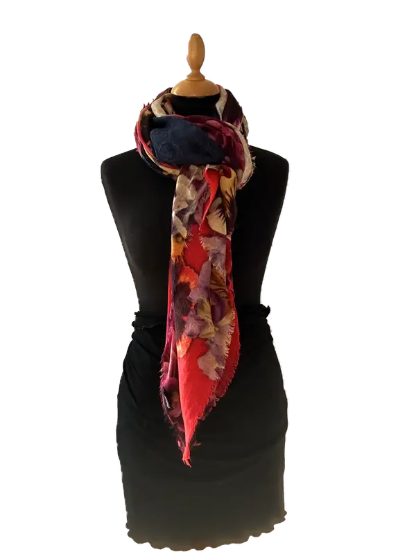 HIGHFIELD SHAWL DESSIN “PAISLEY/RUIT” 100% MERINO WOL, 90CM X 190CM. KLEUR MULTICOLOR/RED