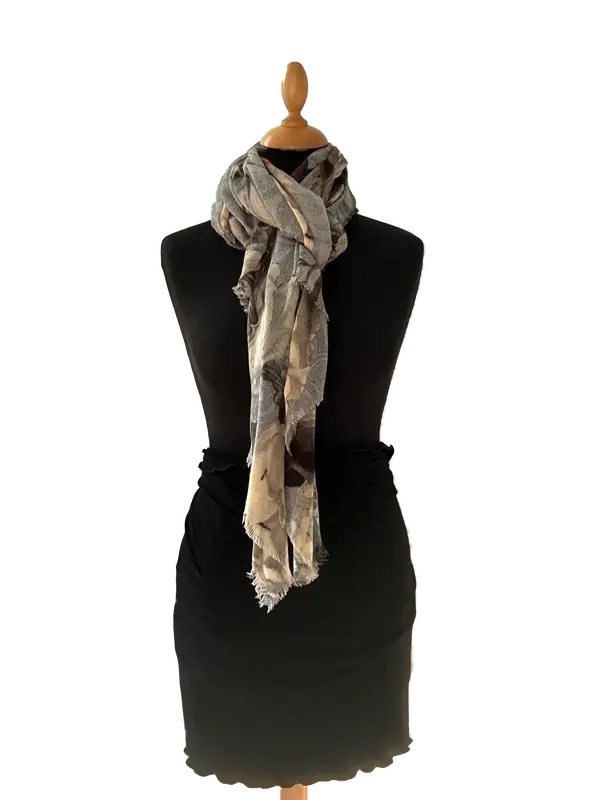 HIGHFIELD SHAWL DESSIN “FLOWER” 100% MERINO WOL, 70CM X 180CM. KLEUR GREY