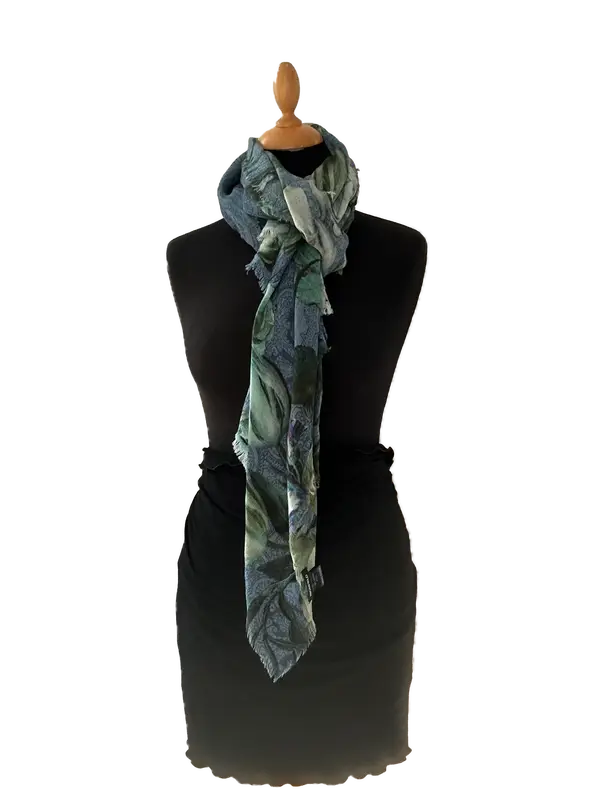 HIGHFIELD SHAWL DESSIN “FLOWER” 100% MERINO WOL, 70CM X 180CM. KLEUR BLUE