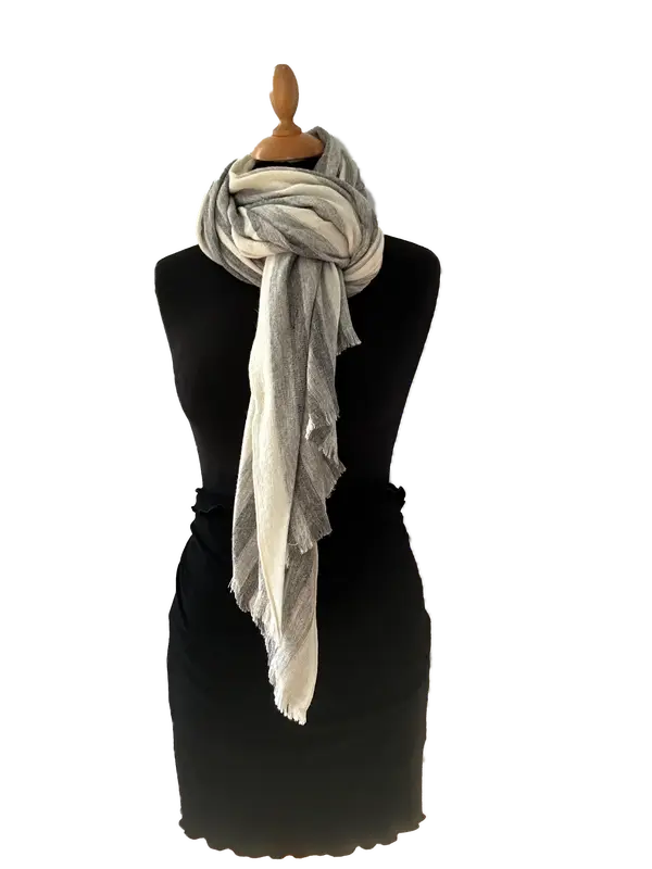 HIGHFIELD SHAWL DESSIN “STRIPE” GEWEVEN 65% LAMSWOL, 19% KATOEN, 16% NYLON, 70CM X 180CM. KLEUR OFFWHITE/GREY