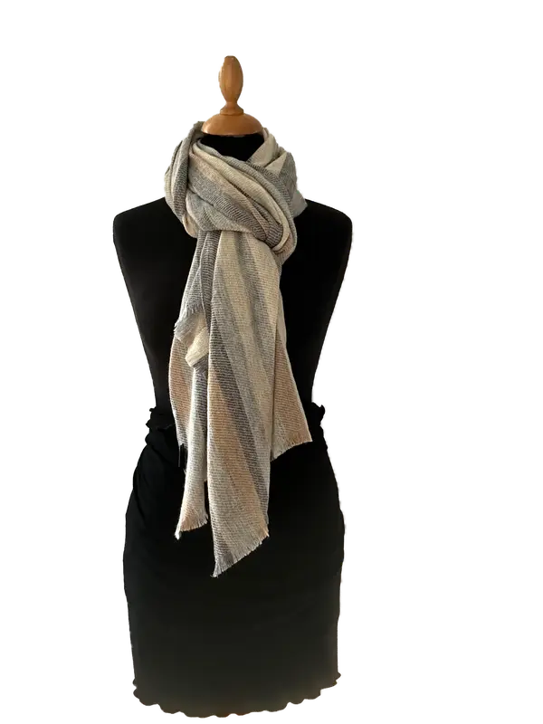 HIGHFIELD SHAWL DESSIN “STRIPE” GEWEVEN 65% LAMSWOL, 19% KATOEN, 16% NYLON, 70CM X 180CM. KLEUR SAND/GREY