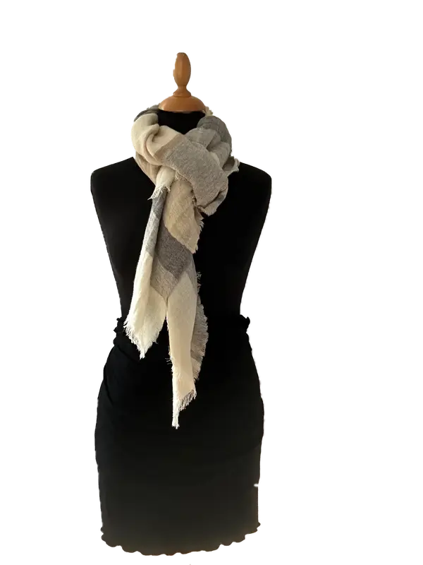 HIGHFIELD SHAWL DESSIN “STRIPE” GEWEVEN 65% LAMSWOL, 19% KATOEN, 16% NYLON, 70CM X 180CM. KLEUR OFFWHITE/SAND/GREY