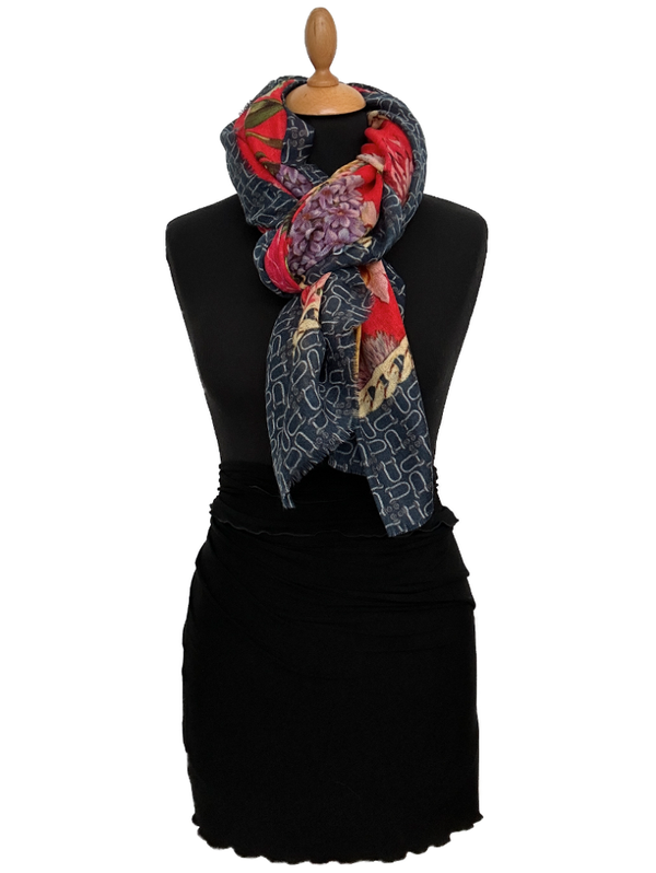 HIGHFIELD SHAWL DESSIN MULTICOLOUR BLOEM MET EEN BREDE BORDER IN NAVY MET FANCY PRINT