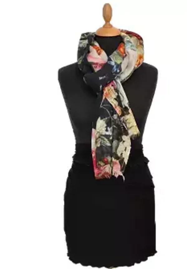 HIGHFIELD SHAWL DESSIN MULTICOLOUR BLOEM OP DIEP DONKERE NAVY ONDERGROND