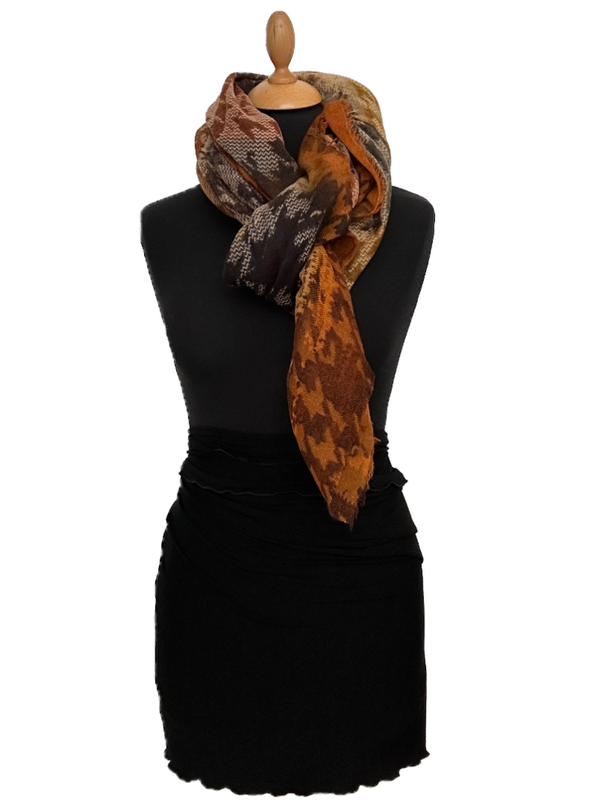 HIGHFIELD SHAWL MET PRACHTIG PIED DE COQ DESSIN IN MOOIE COGNAC GOUD TINTEN
