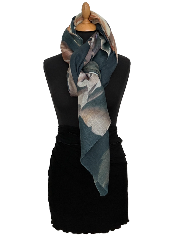 HIGHFIELD SHAWL DESSIN “BLOEMEN”  MOOIE NATUREL TINTEN OP ZACHTE PETROL KLEUR ONDERGROND