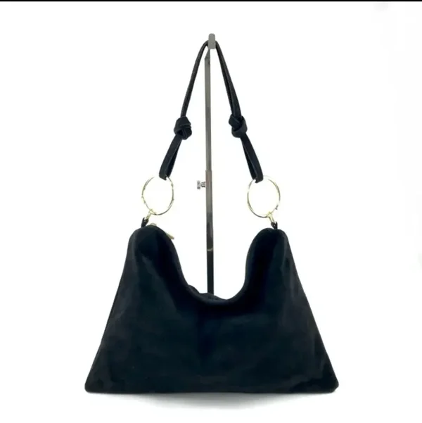 SUEDE TAS met grote gouden ring. Kleur: zwart Materiaal: Kalfsleer made in Italy Maat: 36x26x1cm