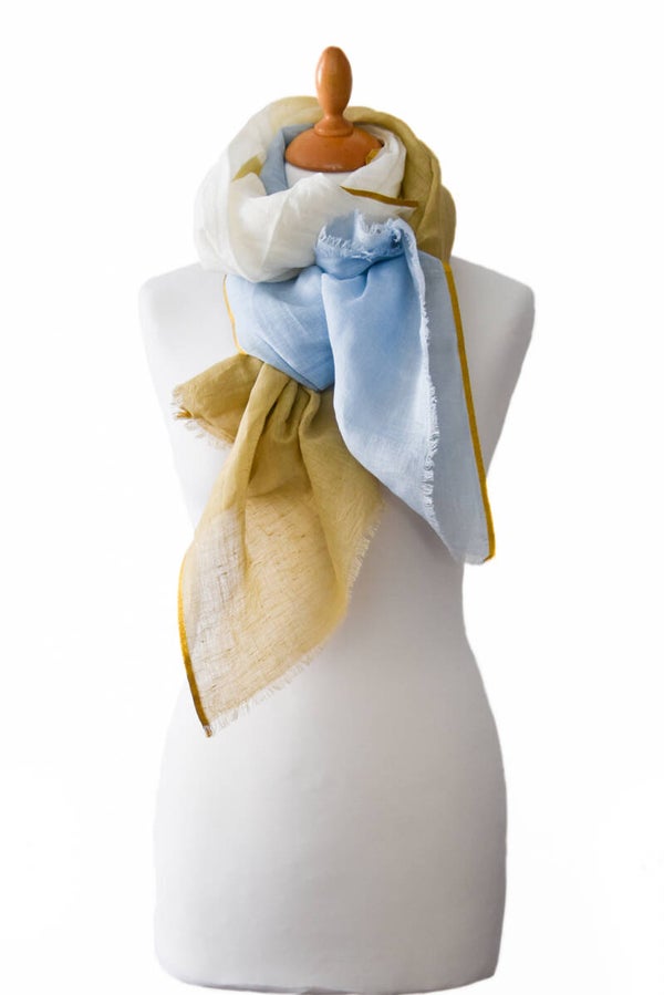 Linnen shawl wit blauw zand met gouden bies