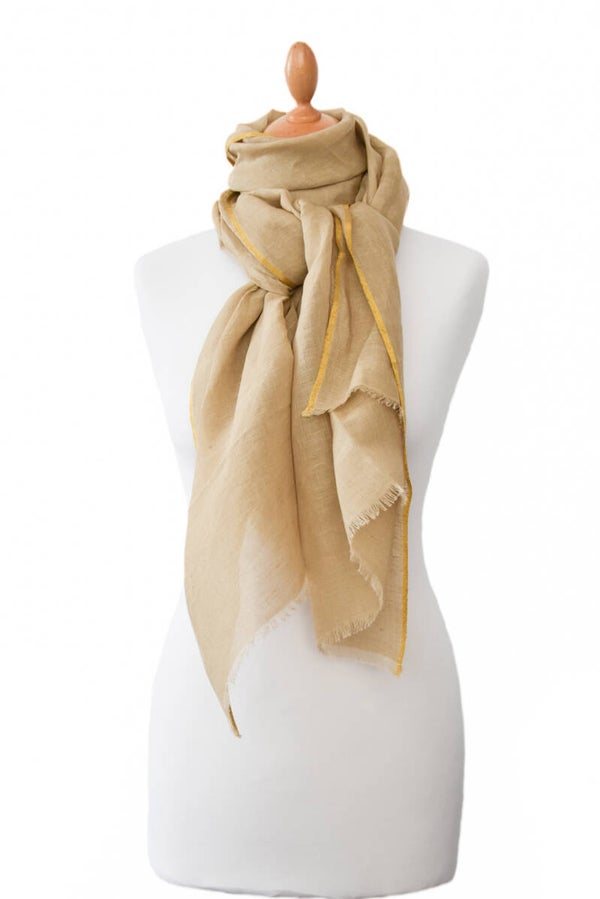 Linnen shawl in mooie zand kleur