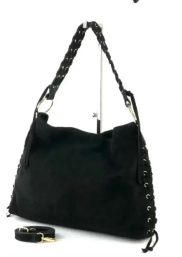 GROTE SUEDE TAS, MET GROTE GOUDEN RINGEN. Kleur zwart. Materiaal: kalfsleer. Handmade in Italy. Maat 40x30x7,5cm