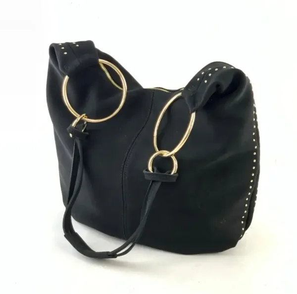 GROTE SUEDE TAS MET GROTE GOUDEN RING. Kleur: zwart met elegante studs. Materiaal: Kalfsleer handmade in Italy Maat: 46x70x7cm