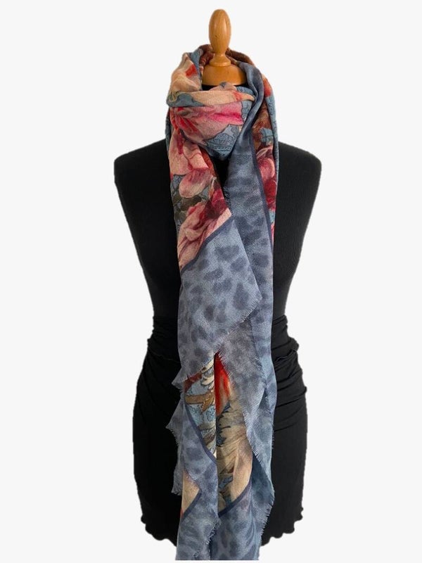 SHAWL DESSIN BLOEM MET EEN BREDE BORDER MET ANIMAL PRINT