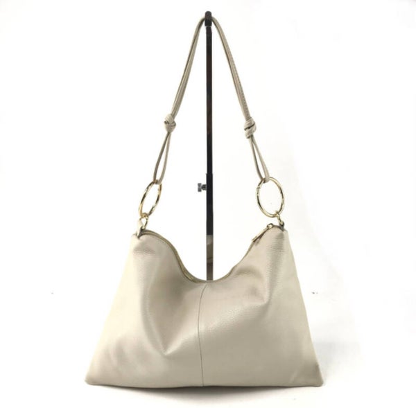 GROTE TAS MET GROTE GOUDEN RING. Kleur: Beige Materiaal: Kalfsleer Handmade in Italy Maat 36x26x1cm (12)