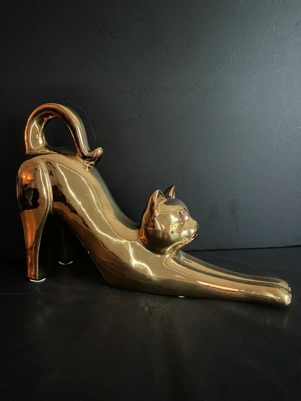 Hangende kat met een chique uitstraling met een verrassend element