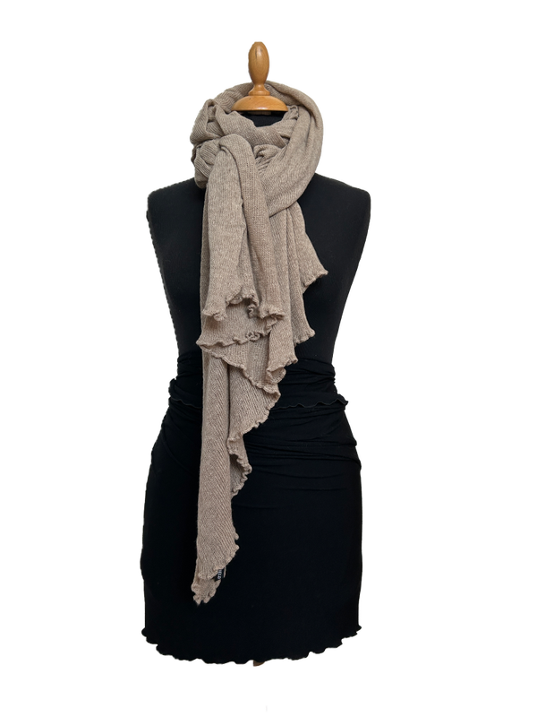 HIGHFIELD SHAWL GEBREID MET RUFFLE RONDOM, KLEUR CAMEL, 80 x 190CM
