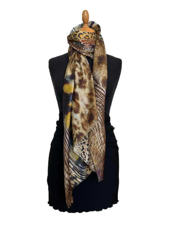 HIGHFIELD SHAWL DESSIN “ANIMAL” ZIJDE 70CM X 180CM – WARME BRUIN-ZAND TINTEN