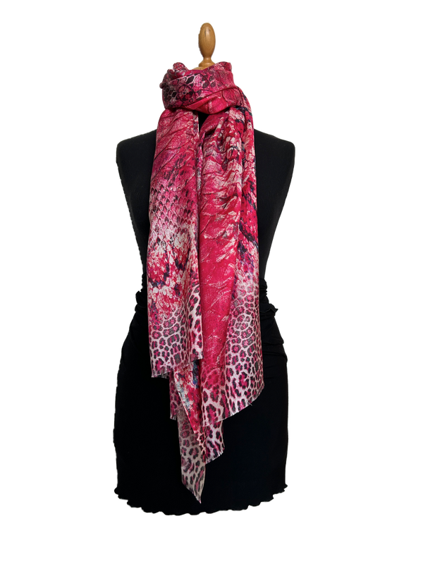 HIGHFIELD SHAWL DESSIN “SNAKE” ZIJDE 70CM X 180CM – WARME ROOD-FUCHSIA TINTEN