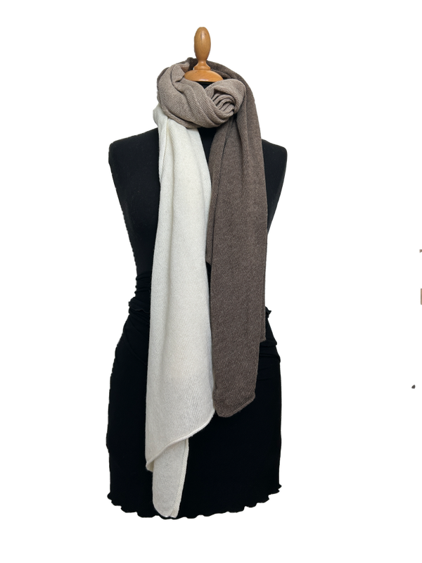 HIGHFIELD SHAWL GEBREID 3 KLEUREN STREEP OFFWHITE/CAMEL/ZAND, 70 X 190CM