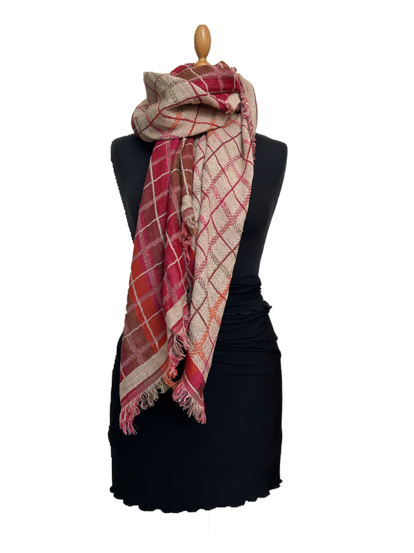 HIGHFIELD GEWEVEN SHAWL IN RUIT DESSIN. KLEUR ZAND/ORANJE/ROOD 70 X 180CM