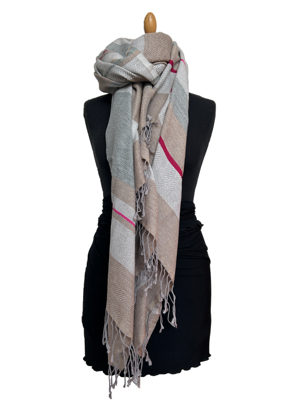 HIGHFIELD GEWEVEN SHAWL IN STREEP DESSIN. KLEUR OFFWHITE/ZAND/GRIJS MET FUCHSIA STREEPJE 100 X 200CM