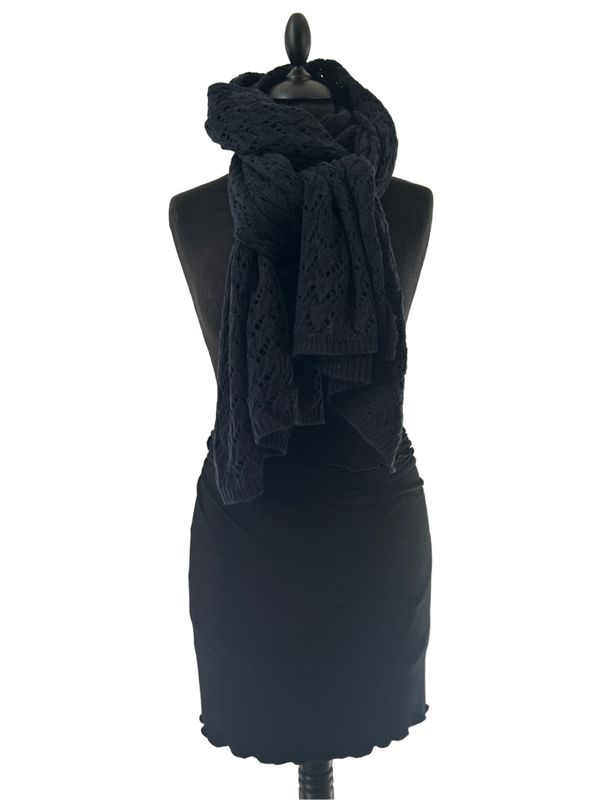 HIGHFIELD SHAWL AJOUR GEBREID 85% KATOEN 15% WOL, 60 X 200CM. KLEUR: NAVY. MADE IN ITALY