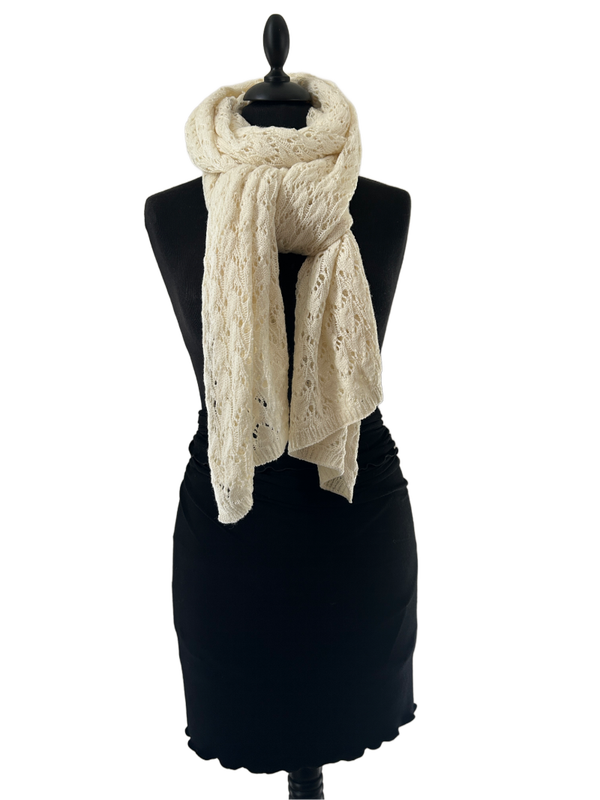 HIGHFIELD SHAWL AJOUR GEBREID 85% KATOEN 15% WOL, 60 X 200CM. KLEUR: OFF WHITE. MADE IN ITALY