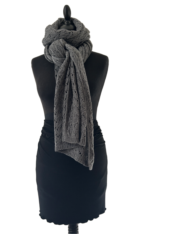 HIGHFIELD SHAWL AJOUR GEBREID 85% KATOEN 15% WOL, 60 X 200CM. KLEUR: ANTRACIET. MADE IN ITALY