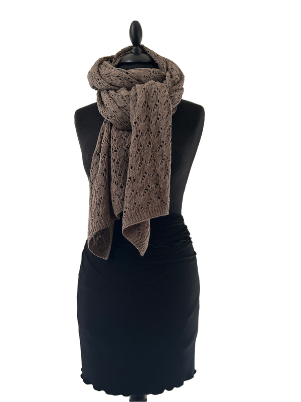 HIGHFIELD SHAWL AJOUR GEBREID 85% KATOEN 15% WOL, 60 X 200CM. KLEUR: TAUPE. MADE IN ITALY