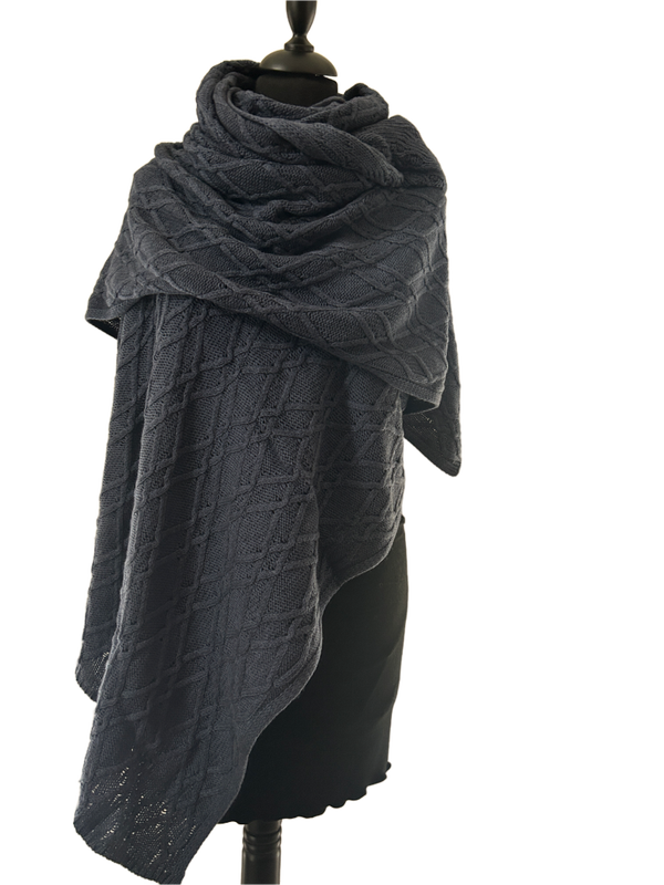 HIGHFIELD SHAWL DIAMANT PATROON GEBREID 85% KATOEN 15% WOL, 80 X 190CM. KLEUR: JEANS. MADE IN ITALY
