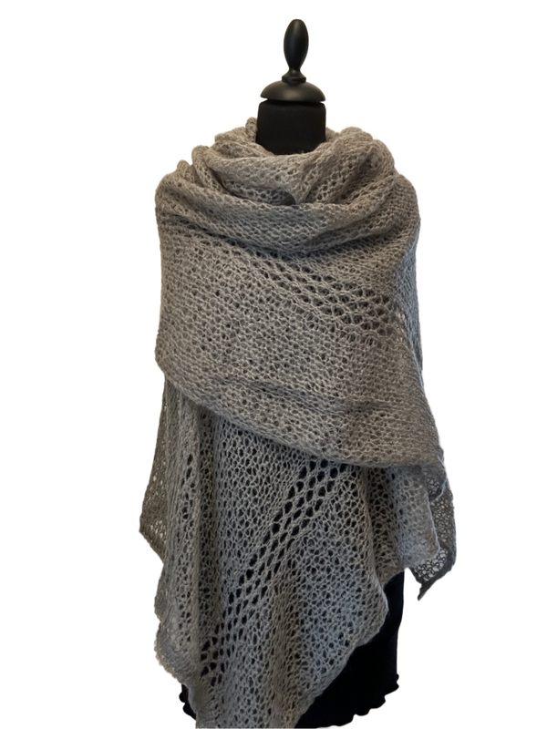 HIGHFIELD  AJOUR GEBREIDE STOERE  SHAWL 38% ACRYL 32% POLYAMIDE, 30% WOL , 90 X 180CM. KLEUR: OLIFANTEN GRIJS. MADE IN ITALY