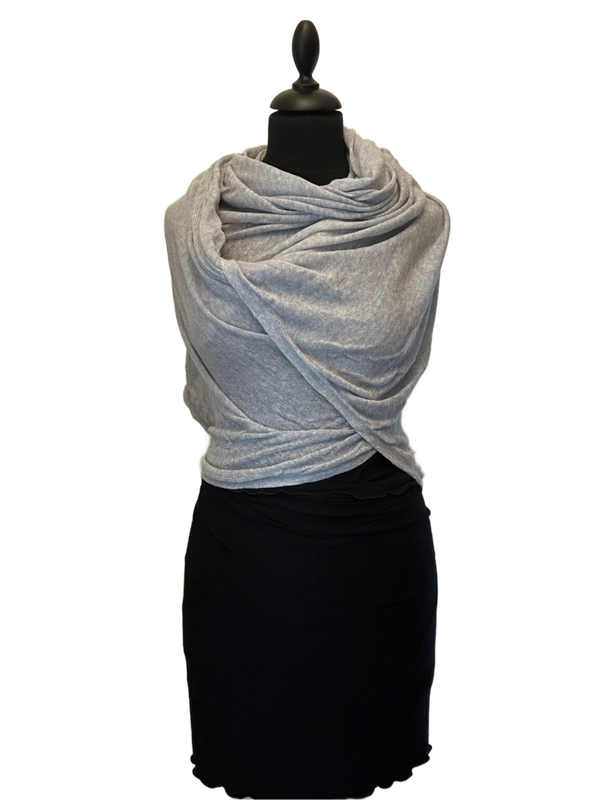 HIGHFIELD SHAWL HEEL FIJN PLAT GEBREID. 100% KATOEN FORMAAT: 80 X 190CM KLEUR: LICHT GRIJS