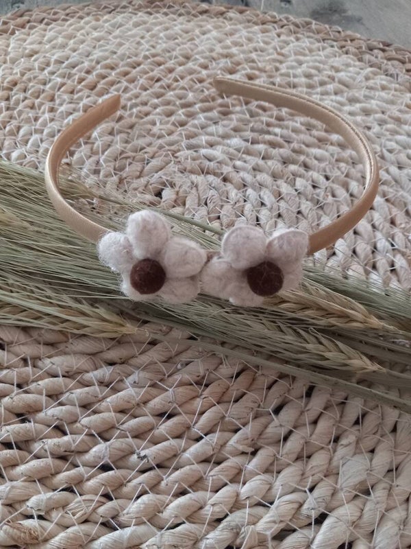 Diadeem wollen bloem creme