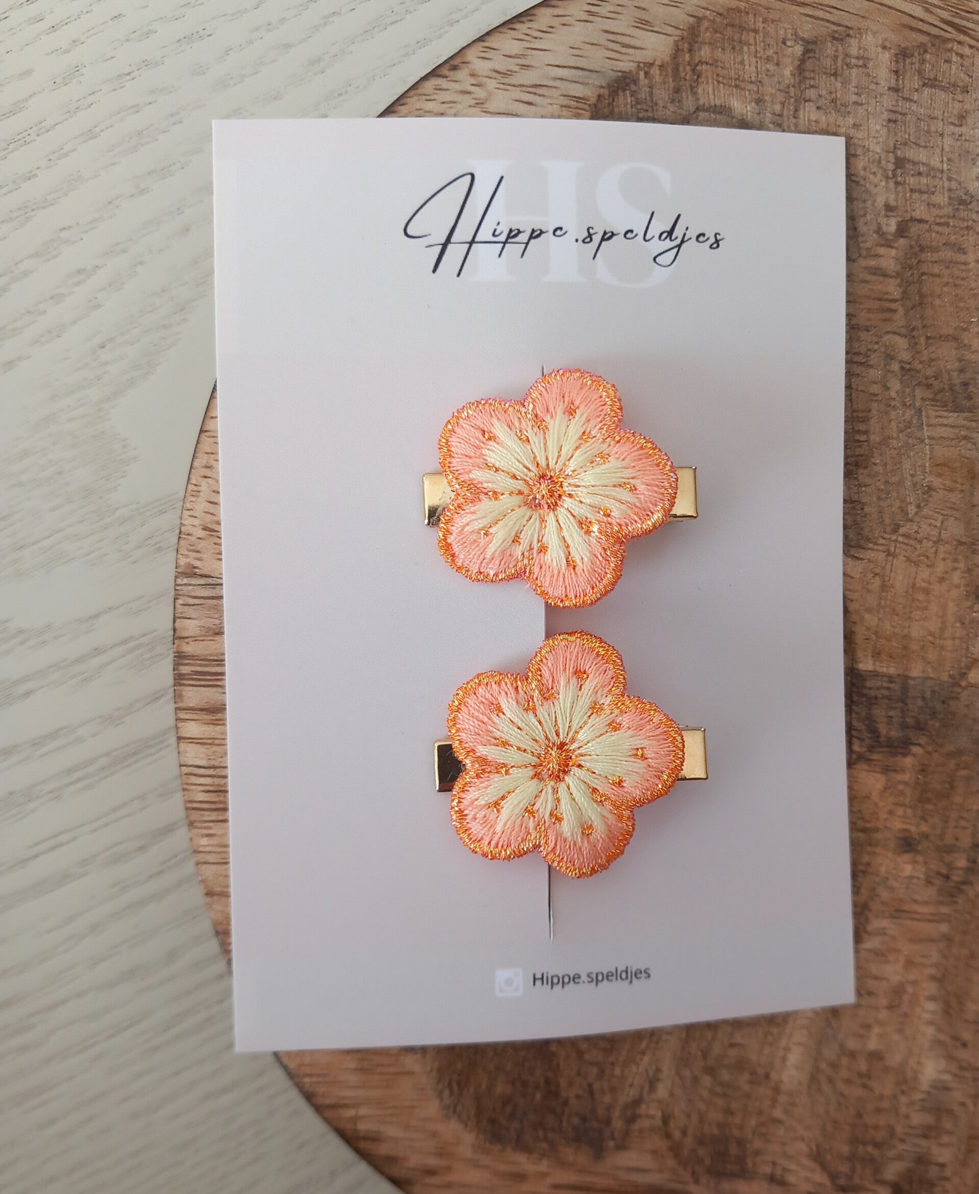Alligator - Orange flower