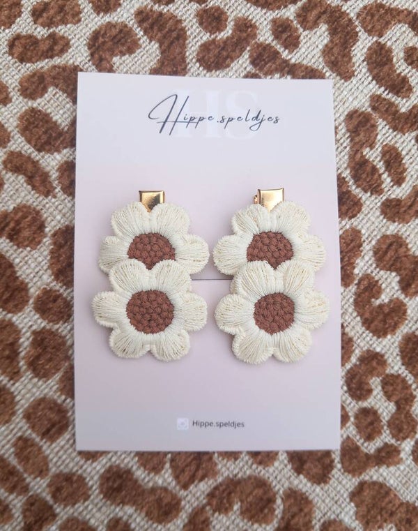 Alligator - White flower