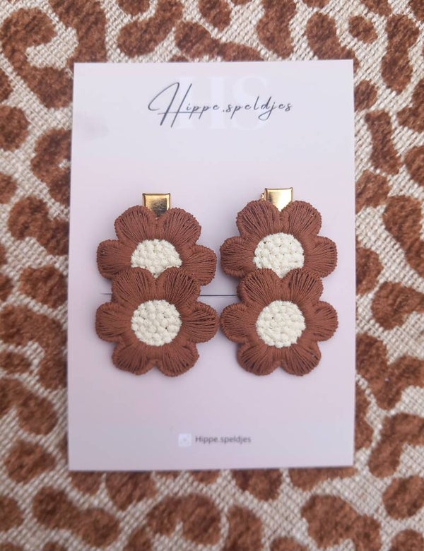 Alligator - Brown flower