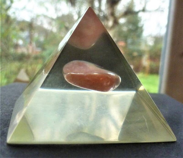 Piramide met rodochrosiet