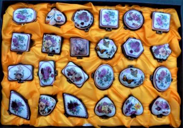 Antieke Porseleinen pillen, sieraad, of snuifdoosjes   voorbeeld